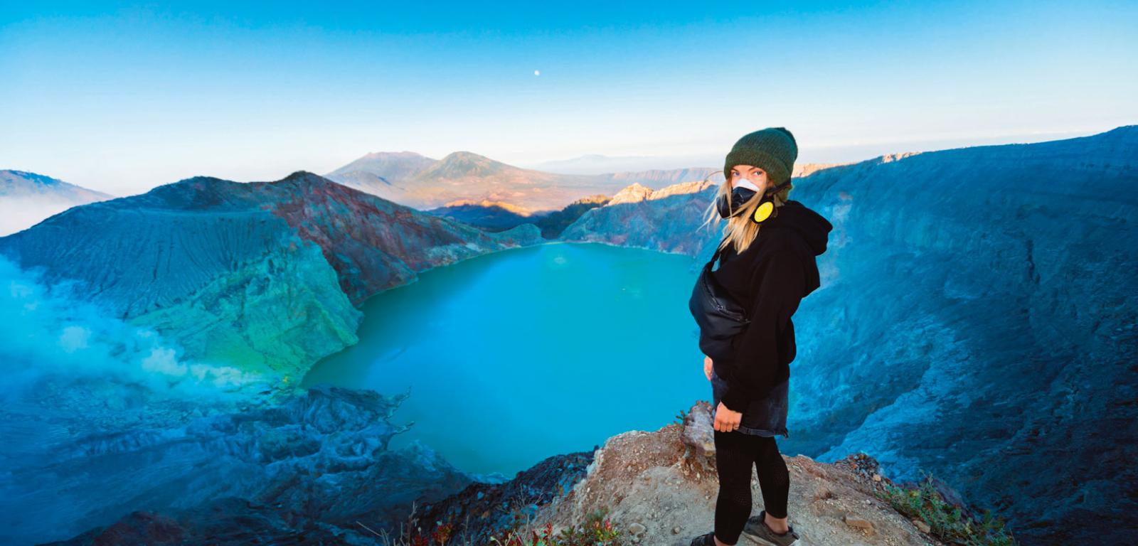 Kwaśne jezioro Kawah Ijen spowijają toksyczne opary, dlatego zaleca się je odwiedzać w masce przeciwgazowej, Jawa, Indonezja.