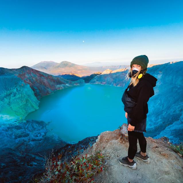 Kwaśne jezioro Kawah Ijen spowijają toksyczne opary, dlatego zaleca się je odwiedzać w masce przeciwgazowej, Jawa, Indonezja.