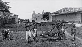 Kapuściński wiele polskich stereotypów o Trzecim Świecie przełamał. Burzył silny w naszej kulturze Sienkiewiczowski stereotyp rasistowski. Na fot. Angola, ok. 1890 r.