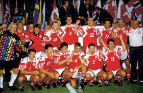 Duńczycy świętują zwycięstwo w Euro w 1992 r.