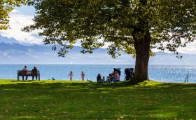 Szlak rowerowy wokół Jeziora Bodeńskiego (na zdjęciu Kressbronn am Bodensee, miejscowość w kraju związkowym Badenia-Wirtembergia).  Wspaniała panorama Alp, malownicze brzegi jeziora, urokliwe wioski i miasteczka – to największe atuty szlaku rowerowego wokół Jeziora Bodeńskiego. Trasa liczy 270 kilometrów i przebiega przez Niemcy, Austrię i Szwajcarię. Podążając tym szlakiem, warto zobaczyć wyspę kwiatów Mainau oraz Reichenau z klasztorem założonym w 724 r. Wyspa wpisana jest na listę światowego dziedzictwa UNESCO.