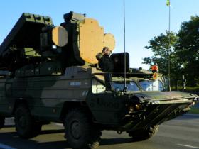 Pływająca, kołowa wyrzutnia pocisków przeciwlotniczych Osa, produkcji radzieckiej. Z braku nowocześniejszych rozwiązań taki sprzęt będzie służyć jeszcze długo.