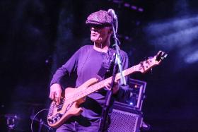 „Zacząłem się zastanawiać, czy w ogóle jest sens robienia kolejnej płyty, aż zobaczyłem w internecie jakąś totalną manifestację gdzieś w Barcelonie...”.