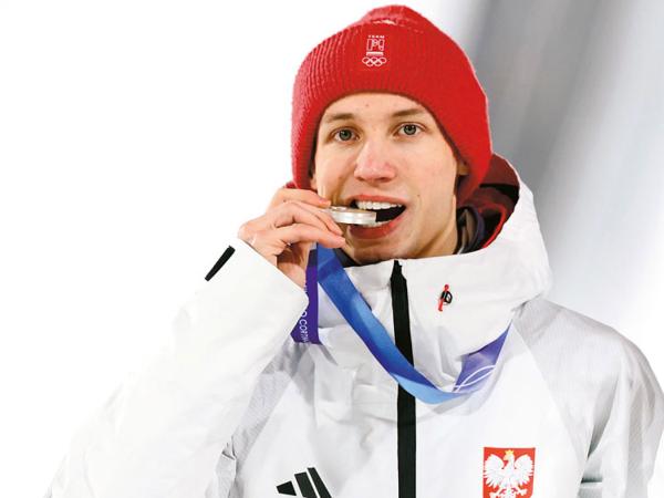 Kacper Tomasiak zdobył dwa srebrne medale olimpijskie w skokach narciarskich. I jeden brązowy.