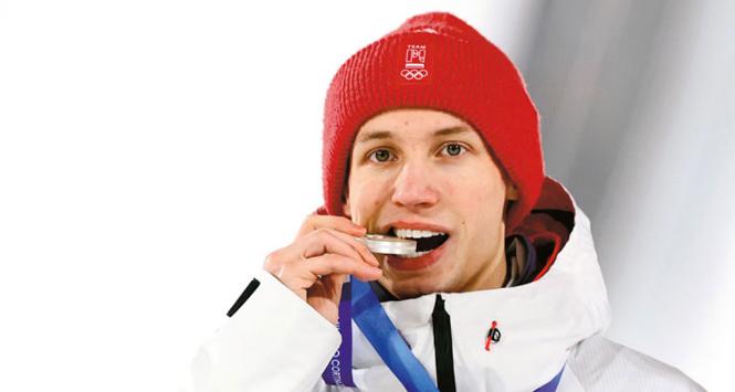 Kacper Tomasiak zdobył dwa srebrne medale olimpijskie w skokach narciarskich. I jeden brązowy.