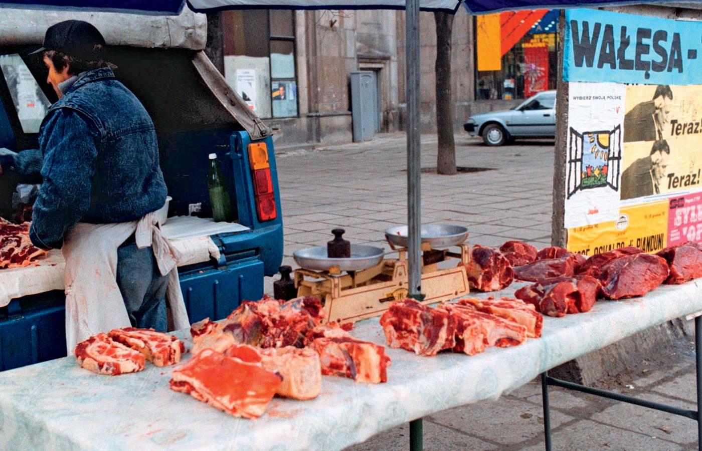Uliczna sprzedaż mięsa w 1990 r.