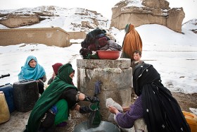 Kobiety w trakcie prania.  Dolina Smoka, Bamian, 2009