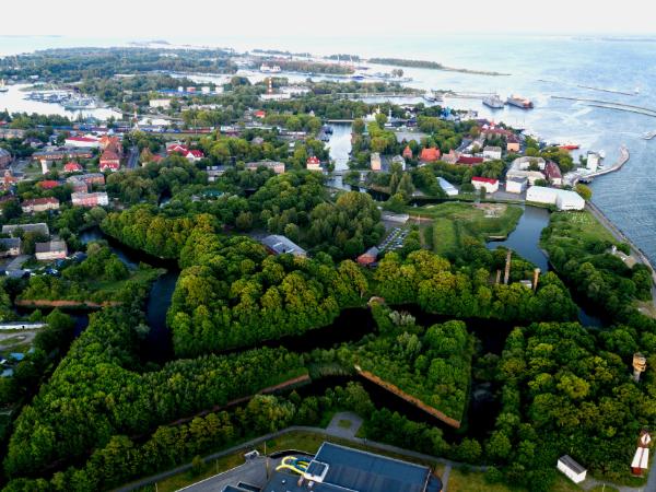 Cytadela Pillau, zabytkowy fort w kształcie gwiazdy w Bałtijsku w obwodzie królewieckim, najdalej na zachód wysuniętym mieście Rosji, w którym znajduje się baza morska Floty Bałtyckiej.