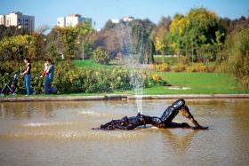 „Fontanna w postaci Sylwii” Pawła Althamera w Parku Rzeźby na warszawskim Bródnie.