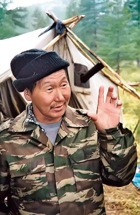 Ojciec Chary, Kapiton, nie miał oporów. W końcu jest tu szefem.