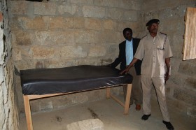 Nie wszędzie dotarła nowoczesność. Pokój badań w kenijskiej przychodni medycznej.