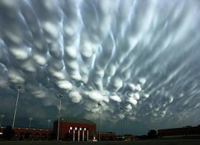 Te przypominające wymiona chmury (mammatocumulus) zwiastują burze i to często bardzo gwałtowne.