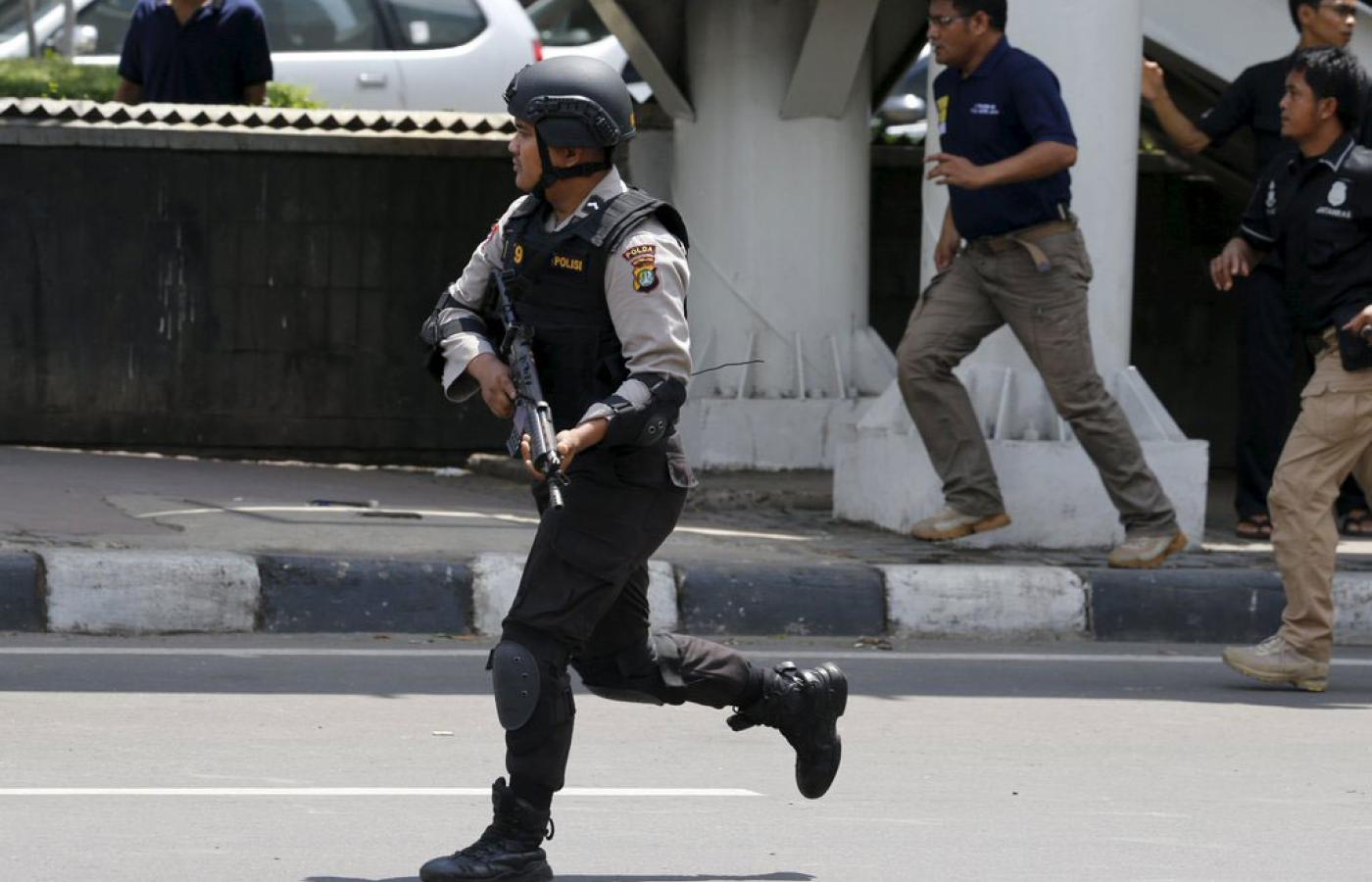 Indonezyjska policja uważa, że za zamachem terrorystycznym w Dżakarcie stoją powiązani z Daeszem (tzw. Państwem Islamskim).
