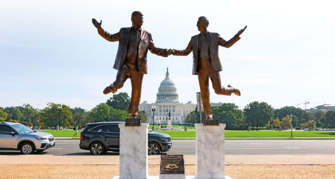 „Najlepsi przyjaciele na zawsze”: taki „pomnik” Donalda Trumpa (z lewej) i Jeffreya Epsteina, dzieło anonimowych artystów, stał przed Kapitolem na przełomie września i października.
