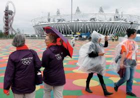 W Londynie coraz częściej słychać, że prestiż towarzyszący igrzyskom i spodziewane medalowe żniwa są niewarte wyrzeczeń.