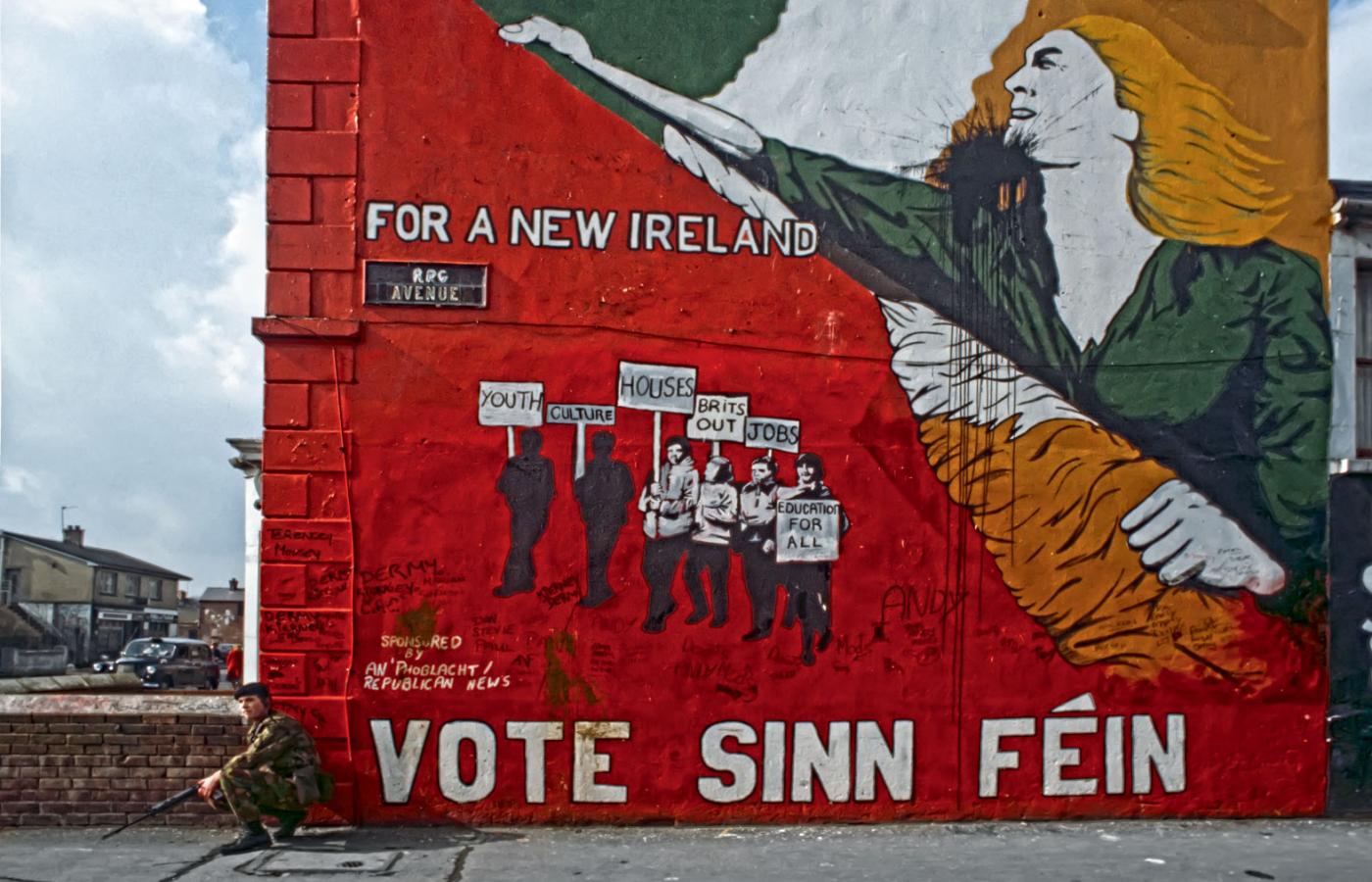 „Dla nowej Irlandii” – mural na Falls Road w zachodnim Belfaście