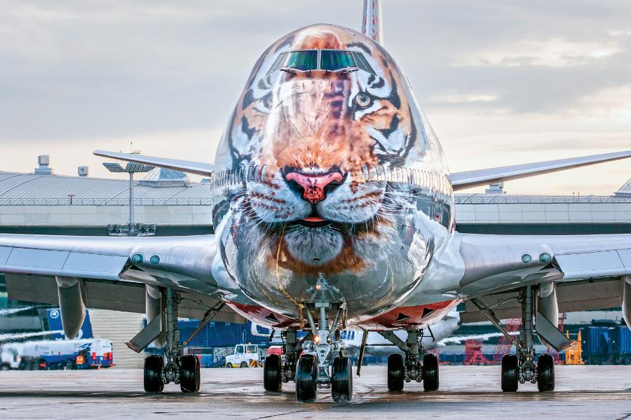 Boeing 747-400 – tutaj w oryginalnym tygrysim malowaniu.