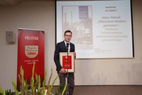 Nagrodę za najlepszy debiut odbiera Adam Sitarek za ksiązkę „Otoczone drutem państwo. Struktura i  funkcjonowanie administracji żydowskiej getta łódzkiego” (Instytut Pamięci Narodowej, oddział w Łodzi, Łódź 2015).