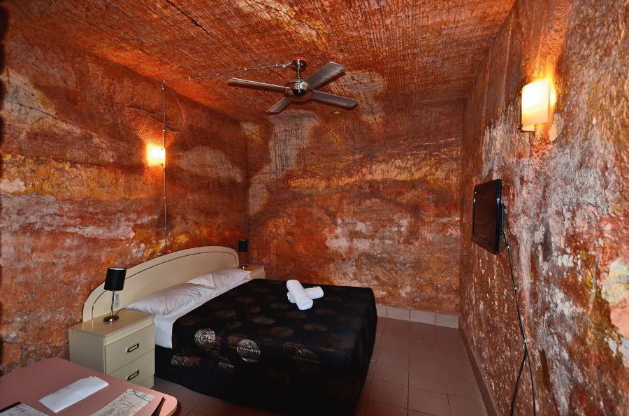 Pokój w podziemnym hotelu (Coober Pedy, Australia).