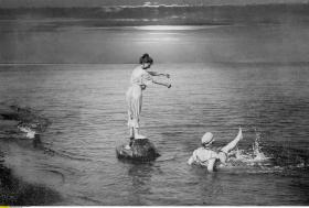 Współczesna moda plażowa zaczęła się kształtować dopiero w XIX w. Wcześniej kąpiele plażowe należały do rzadkości.