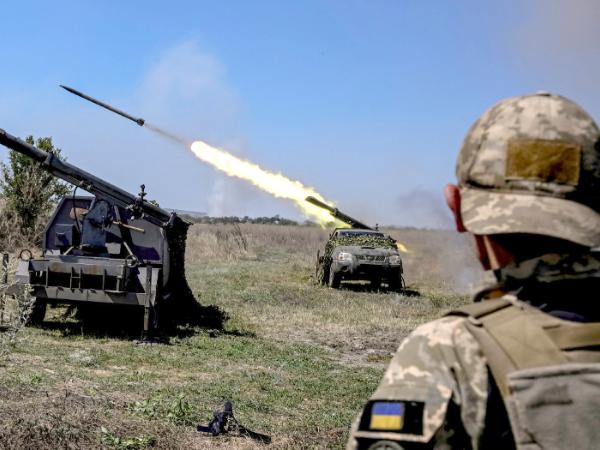 Ukraińskie wojska odpalają pociski MLRS w kierunku sił rosyjskich w okolicy Zaporoża 