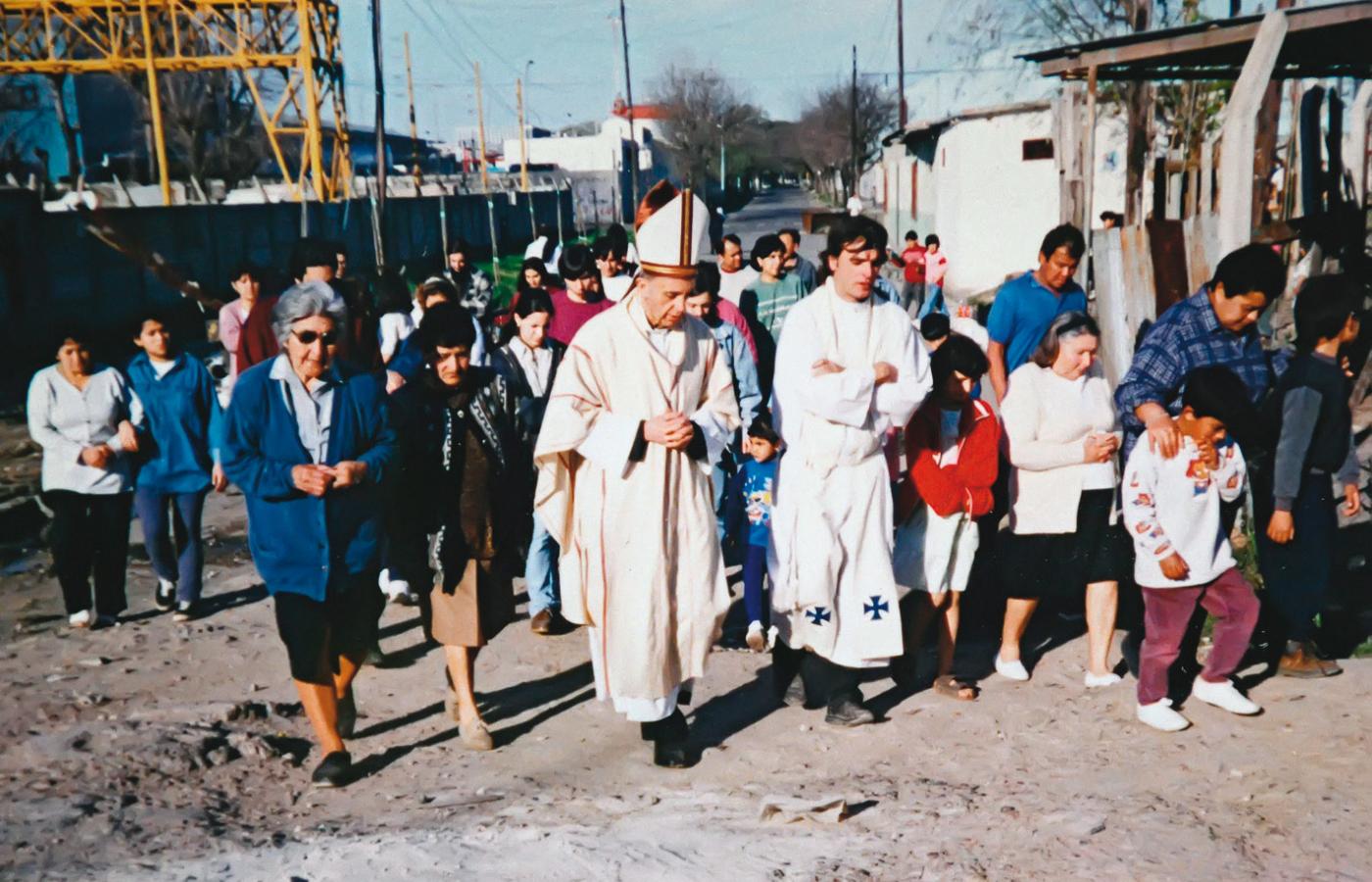 Biskup Jorge Bergoglio z wizytą duszpasterską w faveli Villa 21, 1998 r.