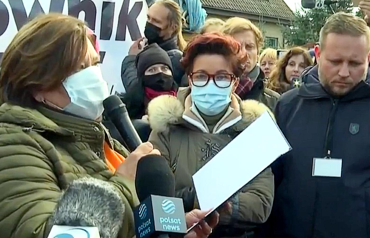 Anna Komorowska i Jolanta Kwaśniewska w sobotę w Michałowie w czasie protestu „Matki na granicę. Miejsce dzieci nie jest w lesie!”