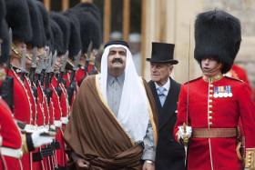 Emir to prawdziwy mistrz dyplomacji. Na fot. z wizytą w Londynie, z tyłu książę Filip.