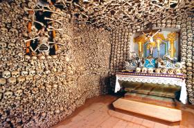 Słynna Kaplica Czaszek w Czermnej.