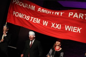 Nasz stały felietonista, Stanisław Tym, podczas występu w sztuce „Kobieta z widokiem na taras”