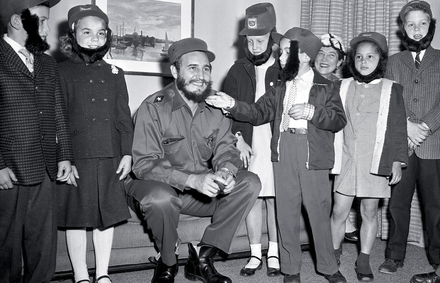 Fidel Castro, tuż przed rewolucją, z uczniami amerykańskiej szkoły, do której potajemnie uczęszczał jego syn, Nowy Jork, 1959 r.