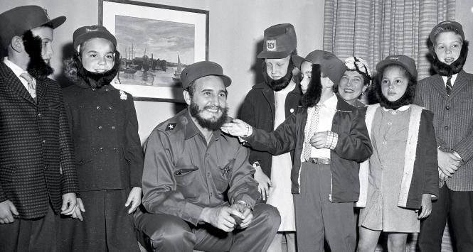 Fidel Castro, tuż przed rewolucją, z uczniami amerykańskiej szkoły, do której potajemnie uczęszczał jego syn, Nowy Jork, 1959 r.