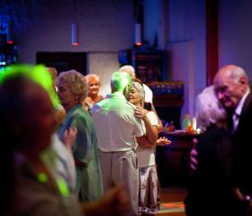 Niektórym kontakt fizyczny jest potrzebny bardziej, inni zadowalają się flirtem.