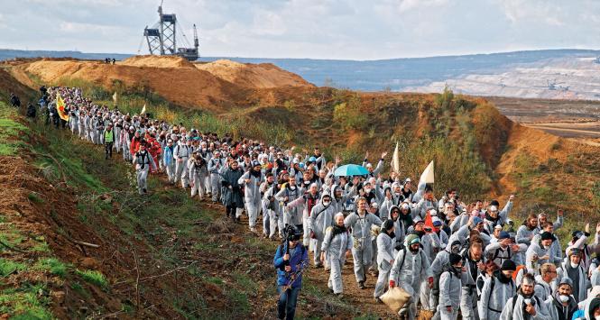Marsz na kopalnię Hambach, gdzie aktywistom udało się na kilka godzin unieruchomić przenośniki taśmowe.