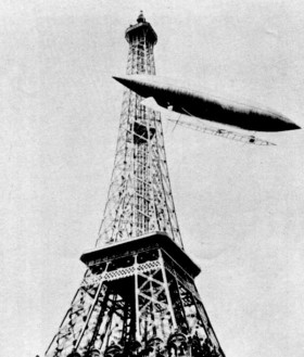 Lot Santos-Dumonta wokół Wieży Eiffla. Fot. Wikipedia