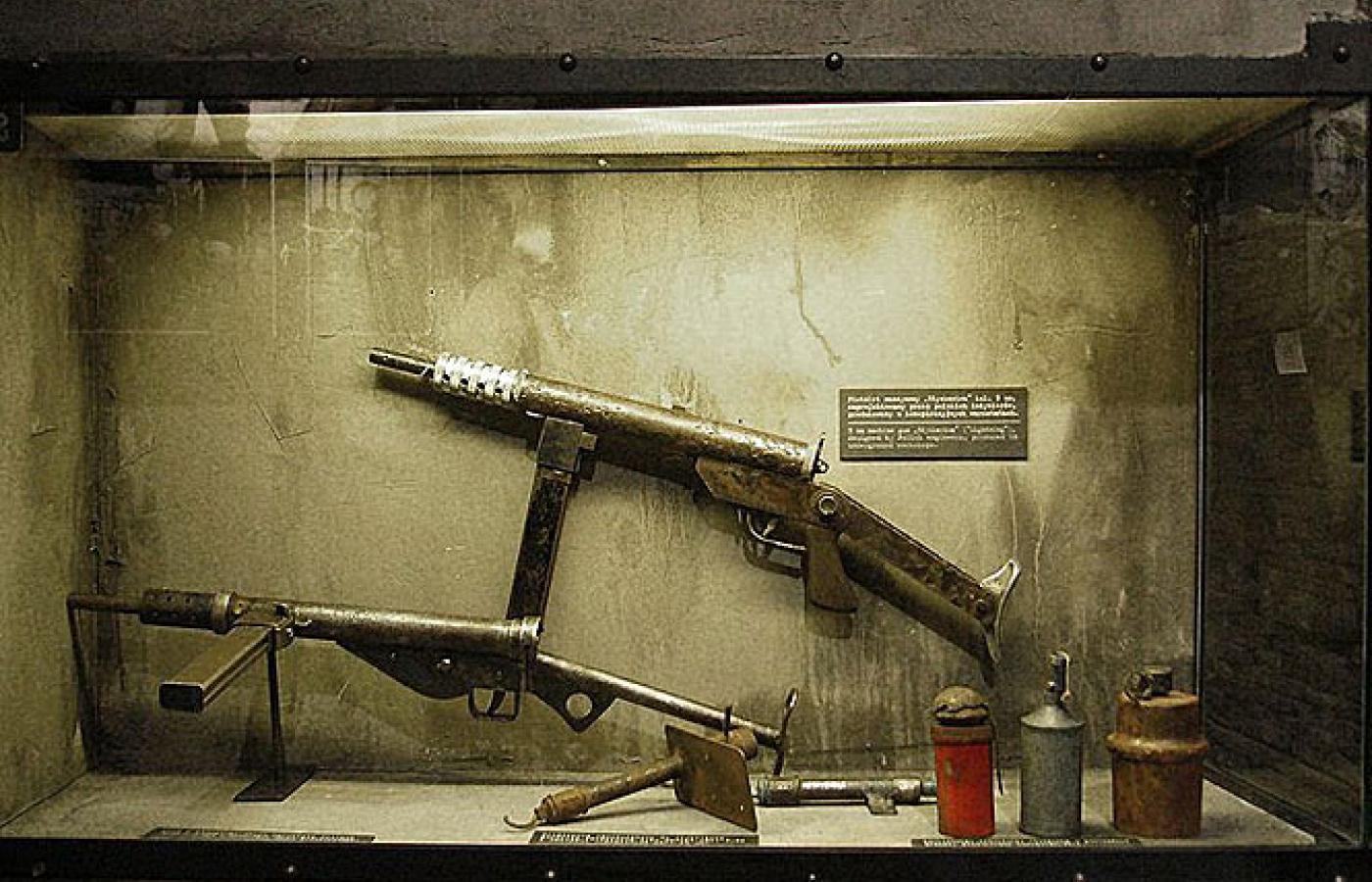Pistolety maszynowe Sten I Błyskawica. Z prawej granaty Filipinka i Sidolówka.