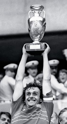 1984 r., Michel Platini z pucharem mistrzostw Europy. Dziś wizerunek uwikłanego działacza zaczyna przysłaniać jego dawną piłkarską legendę.
