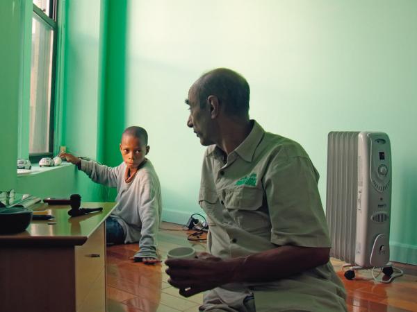 Louis Sarno z synem w dokumencie o zderzeniu kultur.