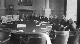 Warszawa, 31 marca 1925. Członkowie komisji konkursowej zebrani w Banku Polskim podczas wybierania projektów nowych banknotów.