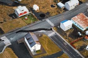 Pęknięta droga po trzęsieniu ziemi w ewakuowanym Grindavíku.