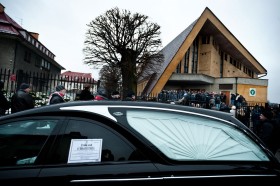 Kibice Cracovii na pogrzebie „Człowieka” symboli klubowych używali dyskretnie.