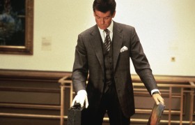 Pierce Brosnan w 1999 roku wcielił się w bogatego złodzieja dzieł sztuki Thomasa Crowna