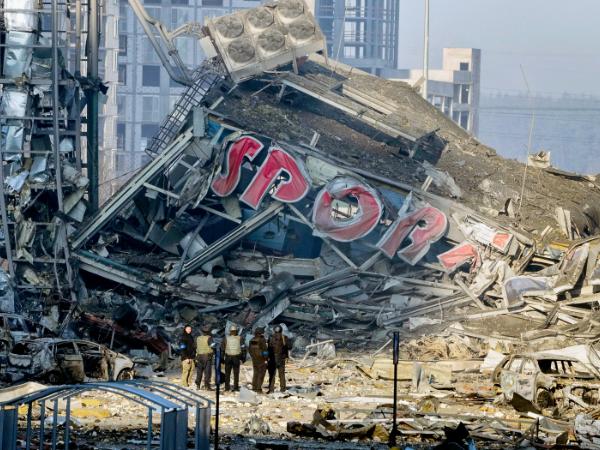 Zniszczone centrum handlowe w Kijowie.