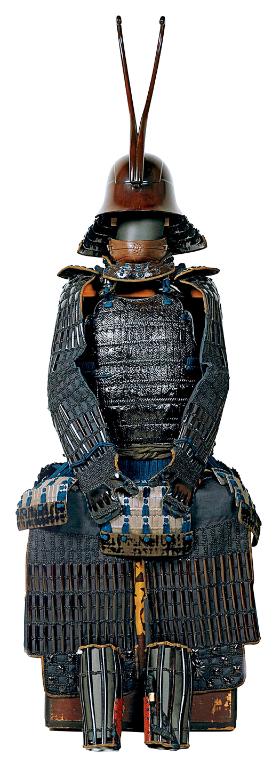 Oryginalna zbroja wojownika z okresu Edo: czarne paski blachy owinięte skórą, sznurowanie ciemnoniebieskie, żelazo, skóra, pleciony jedwab, lakier, drewno, jedwabny aksamit i srebrna folia.