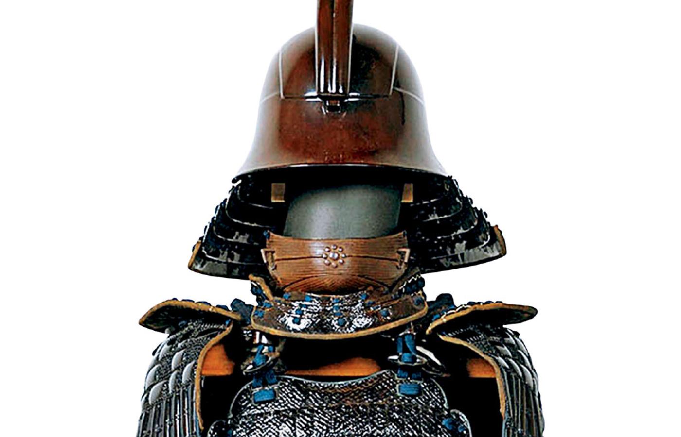 Oryginalna zbroja wojownika z okresu Edo: czarne paski blachy owinięte skórą, sznurowanie ciemnoniebieskie, żelazo, skóra, pleciony jedwab, lakier, drewno, jedwabny aksamit i srebrna folia.