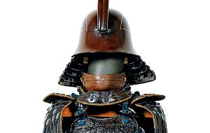 Oryginalna zbroja wojownika z okresu Edo: czarne paski blachy owinięte skórą, sznurowanie ciemnoniebieskie, żelazo, skóra, pleciony jedwab, lakier, drewno, jedwabny aksamit i srebrna folia.