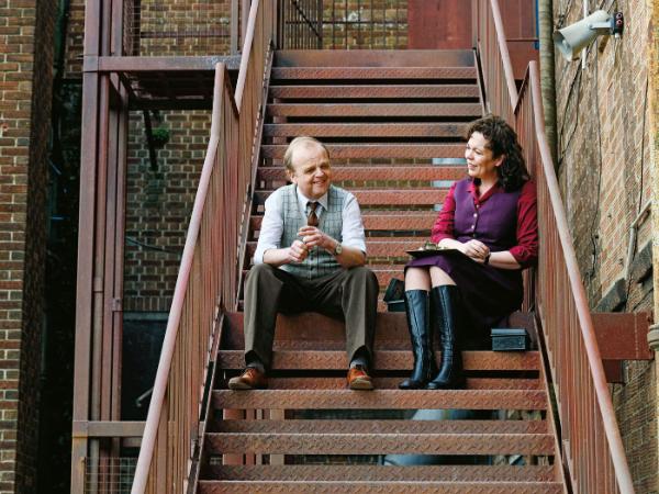 Olivia Colman jako Hilary (postać wzorowana na matce reżysera) i Toby Jones w roli Normana w „Imperium światła”.