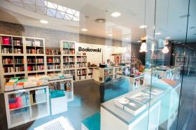 Bookowski, Poznań, ul. św. Marcina 80/821. Dlaczego warto prowadzić księgarnię kameralną?Bo jest się niezależnym. Bo samemu decyduje się o księgozbiorze, o tym, jak Twój biznes będzie wyglądał. To trudne, ale jednocześnie fascynujące. Księgarnie niezależne to ludzie. Księgarz może być instytucją, a księgarze niezależni rozsiani po Polsce (i nie tylko, bo odwiedzili nas i Lynn z Los Angeles, i Alfredo z Genui!) tworzą kapitalną sieć osób, którym zależy na opowieściach, książkach, wydawcach, całym tym zjawisku zwanym profesjonalnie RYNKIEM. Niezależne księgarnie są miejscem cudownych spotkań. Bywa też groźnie, ale księgarze chyba po prostu kochają książki i swoją pracę i oddają część tej miłości gościom swoich sklepików z literaturą.2. Skąd pomysł na taką, a nie inną nazwę księgarni?Miała być Szklarnia, miała być Poczytalnia, został Bookowski. Bo trochę się kocham w Charlesie Bukowskim, bo to wariacja na temat nazwiska. Pozwala roześmiać się, poczuć wtajemniczonym i Polakowi, i obcokrajowcowi. Ale przede wszystkim Bookowski człowiek to człowiek czytający. Niech będzie jak najwięcej takich Bookowskich! — Maria Krześlak-Kandziora i Tomasz Kandziora.