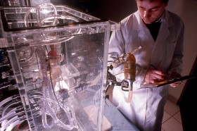 Zabrze, pracownia sztucznego serca. Inż. Adam Jarosz (fizyk) w trakcie badan na stanowisku „sztucznego pacjenta.”