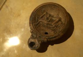Grecka lampka oliwna datowana na 7 r.p.n.e.-4 r.n.e.